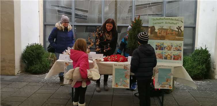 Die selbst geschaffenen Basteleien der Schulhofentdecker wurden auf dem Basar verkauft.Privat