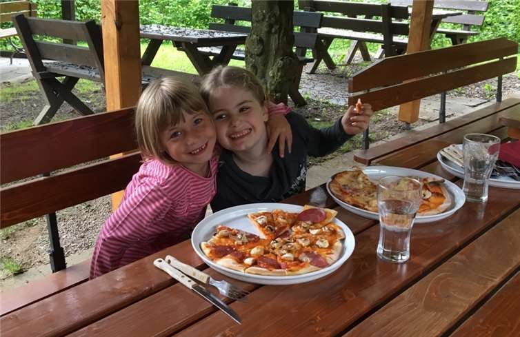 Die selbst kreierte Pizza schmeckte allen köstlich.