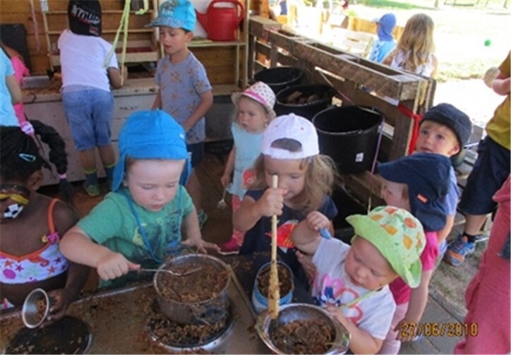 Die selbst zusammen gebaute Matschlüche wurde eröffnet und ´in Betrieb genommen`. privat