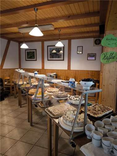 Die selbstgebackenen Kuchen der Dorffrauen sind sehr begehrt und suchen in ihrer Vielfalt ihresgleichen.