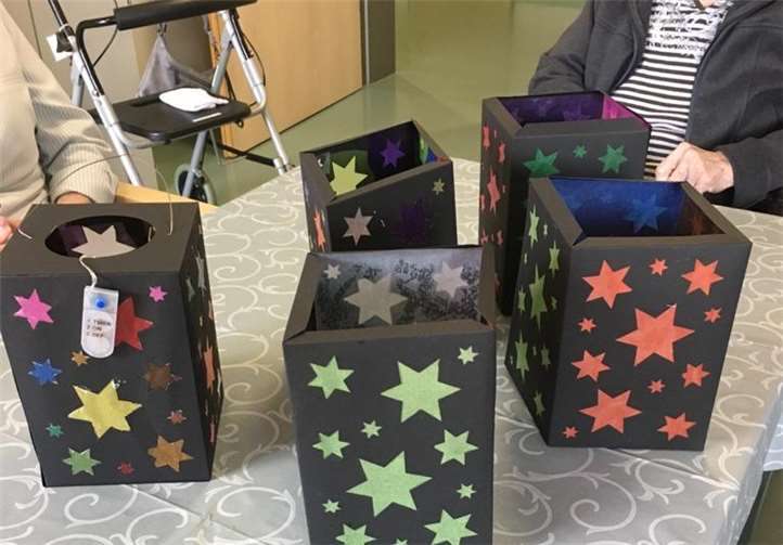 Die selbstgebastelten Laternen leuchteten an den Fenstern. Und die Tischleuchten der Kita-Kinder erfreuten die Bewohner. Foto: privat