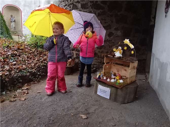 Kinder konstruieren Krippe für den Saffiger Krippenweg Die selbstgestaltete Krippe wurde entdeckt und stolz den Eltern gezeigt.Quellen:VG Weißenthurm
