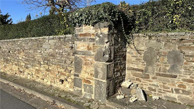 Die sichtlich in die Jahre gekommene Königsfelder Friedhofsmauer soll saniert werden.