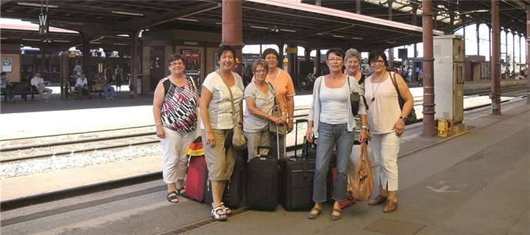 Die sieben Damen bei guter Stimmung am Strasbourger Bahnhof.privat