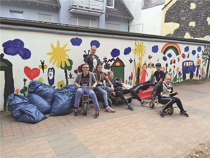 Die sieben Firmlinge packten tatkräftig im Kindergarten Herz Jesu an. privat