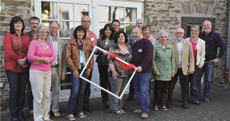 Die sieben „Silberpaare“ verglichen ihre damaligen Hochzeitsfotos mit Fotos von heute. Privat