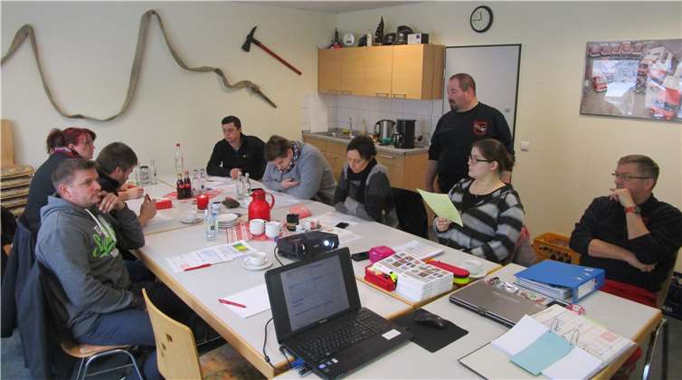 Die sieben neuen Anwärter trafen sich im Feuerwehrgerätehaus Oberdreis.privat