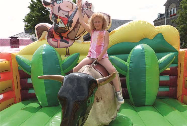 Die siebenjährige Rebecca Kemling war beim Bull Riding der absolute Star und gewann ein Samsung Galaxy.