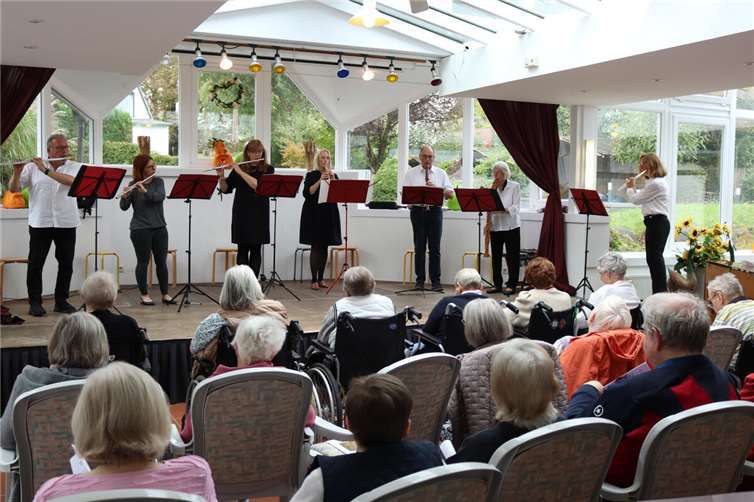 Die siebenköpfigen Musikanten spielten mit Querflöten, Sopran-, Alt-, Tenor- und Bassblockflöten, sowie Klavierbegleitung.. Fotos: Maranatha