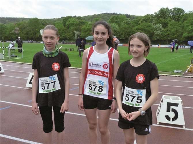 Die siegreiche 3 x 800m Staffel (von links): Sarah Gräf, Sophia Oberkirch und Josi Balles. privat