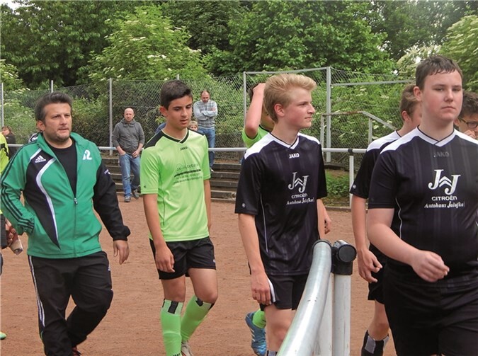 Die siegreiche C-Jugend mit ihrem Trainer.