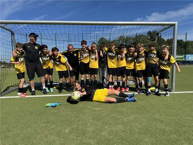 Die siegreiche D1 mit ihren Trainern. Foto: Dirk Grüttner