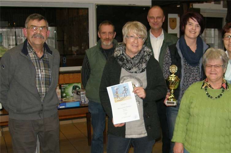 Die siegreiche Damenmannschaft aus Bell, umgeben von den Auswertern. Auf dem Foto fehlen Antje Schütz, Renate Porz und Simone Breitbach. privat