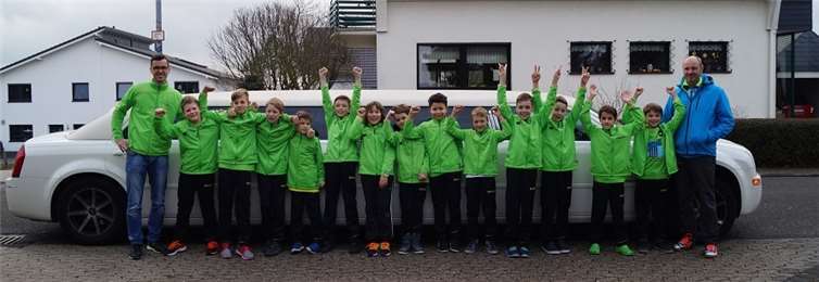 Die siegreiche E-Jugend mit ihrem „Mannschaftsbus“.privat