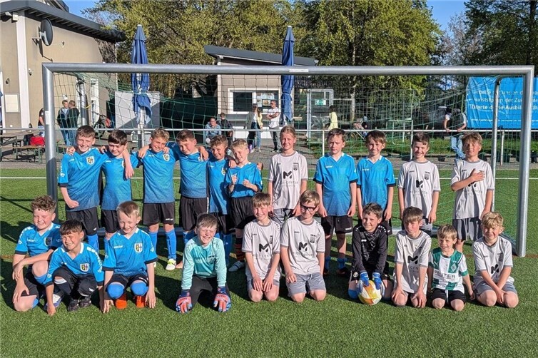 Die siegreiche E2 mit der Mannschaft der SVE Mendig 3. Für die JSG Nickenich/Eich/Kell (graue Trikots) spielten: hinten v. l. Romy Schmitz, Emil Herbst, Anton Witte, vorne v. l. Max Stern (TW), David Nonn, Paul Leyendecker, Lennard Lespagnol, Fan Jannis Lespagnol und Theo Müller