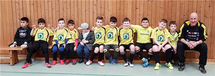 Die siegreiche F-Jugend mit Trainer Antonio Almeida. Privat