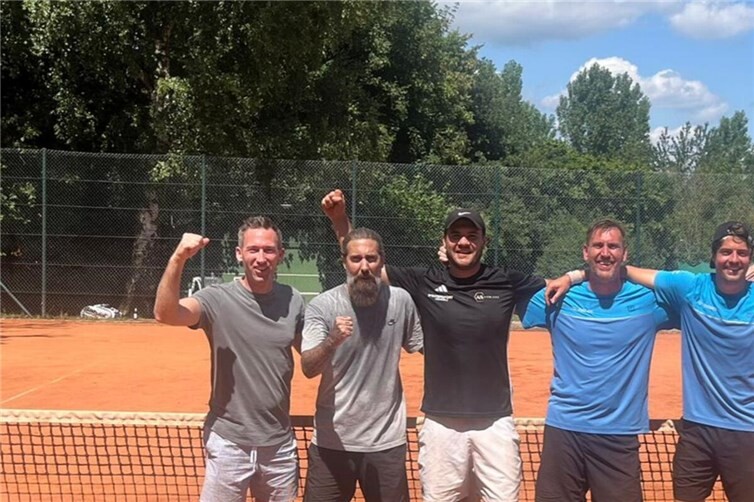 Die siegreiche Herren 30-Mannschaft nach dem entscheidenen Meisterschaftsspiel gegen die TC Obere Graschaft 2, das mit 4:2 gewonnen werden konnte.Foto: privat