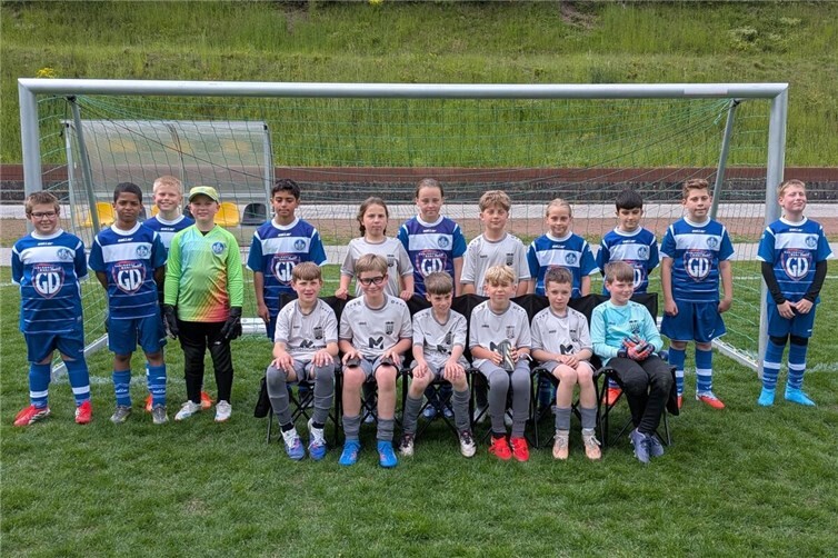 Die siegreiche JSG Nickenich/Eich/Kell E2 (helle Trikots) nach dem Spiel mit den Gästen der JSG Bad Breisig 2: Hinten v.l. Estelle Spreitzer, Anton Witte, vorne v.l. Hannes Auer, Paul Leyendecker, Lennard Lespagnol, Theo Müller, Levy Reichert, Max Stern (TW)