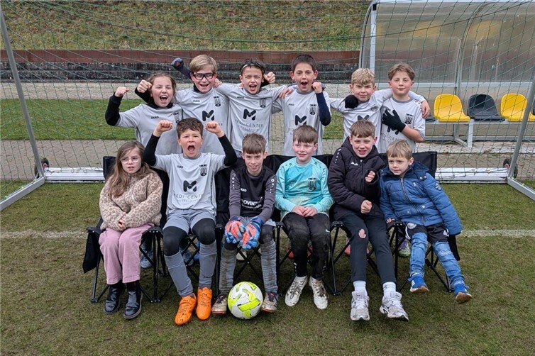 Die siegreiche JSG Nickenich/Eich/Kell E2 nach dem Spiel gegen TuS Oberwinter mit ihren treuesten Fans