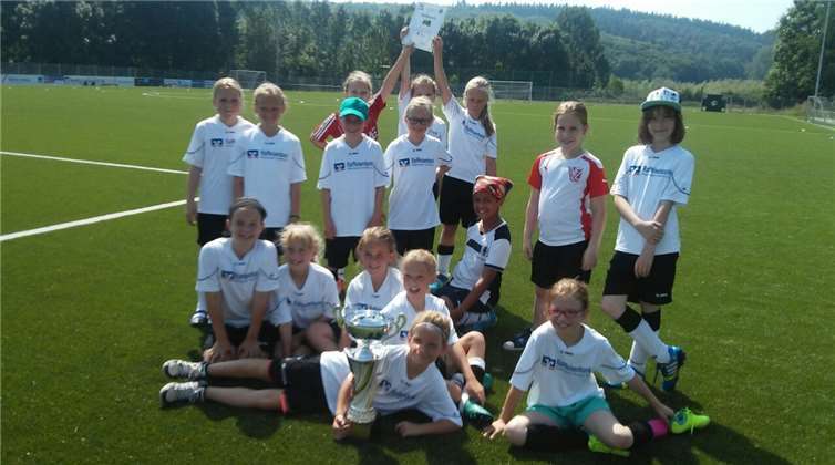 Die siegreiche Mädchenmannschaft der KGS Sankt Martin mit Urkunde und Pokal.privat