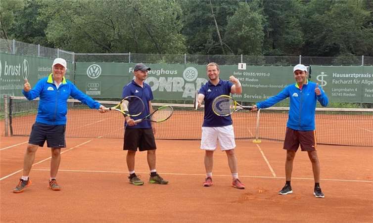 Die siegreiche Mannschaft Herren 30 in Rieden. Fotos: privat