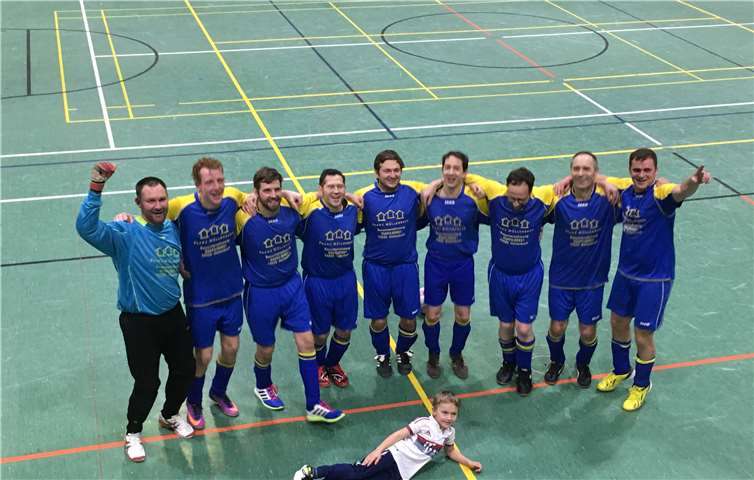 Die siegreiche Mannschaft: Michael Schwabe, Andreas Hillesheim, Daniel Göbel, Thorsten Blum, Marcel Stern, Daniel Lares, Markus Wingender, Ivica Lacic und Matthias Rieder, vorne liegend: Robin Rieder. privat