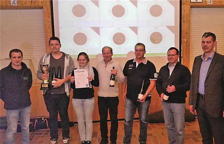 Die siegreiche Mannschaft aus Kattenes (in der Mitte von links): Eric Hidien, Daria Schmitt, Peter Föhr, Stefan Helsper und Jörg Bender.privat