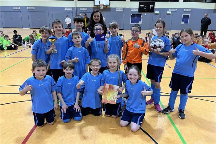 Die siegreiche Mannschaft der Grundschule Kaisersesch mit Schulleiterin Monika Schüller-Diewald.  Foto: Christian Theisen