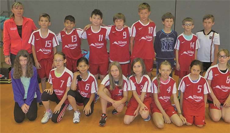 Die siegreiche Mannschaft der Kunostein-Grundschule Engers mit Sportlehrerin Mari Hepfer. privat