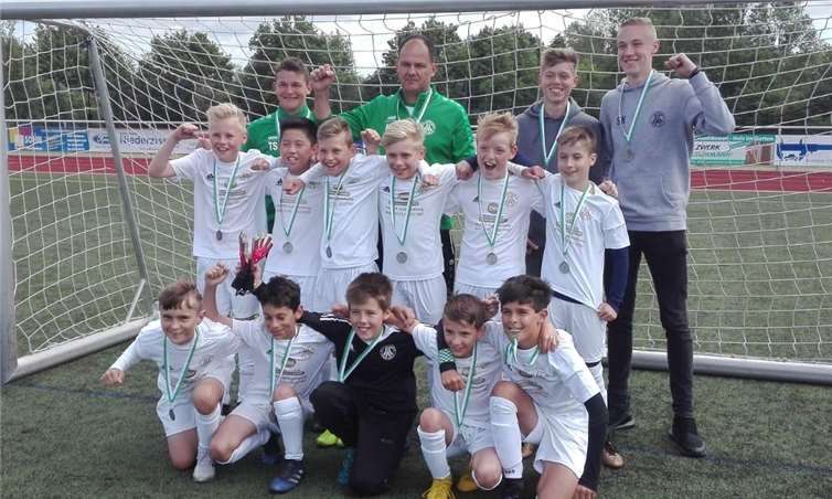 Die siegreiche Mannschaft der U11 des FC Plaidt und ihr Trainerteam mit Tim Schommer, Kay Kalter, Kevin Niestroj und Sebastian Wilkes, die Chefcoach Michael Wilkes vertraten.Foto: privat