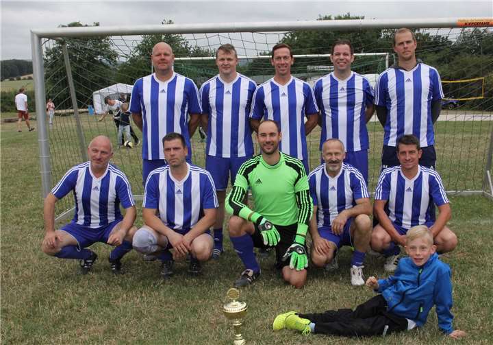 Die siegreiche Mannschaft des SC Wassenach nach dem Gewinn des Wanderpokals.WER