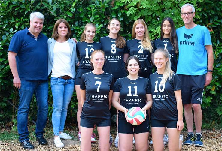 Die siegreiche Mannschaft in den neuen Trikots mit Christoph Jung und einer Mitarbeiterin sowie Trainer Heinz Nieskes.FSV Dieblich