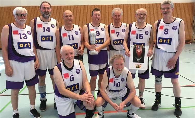 Die siegreiche Mannschaft mit Falk Becker (Nummer 13) und Klaus-Peter Schmitt (Nummer sechs).