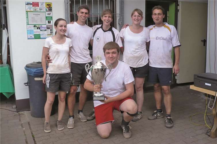 Die siegreiche Mannschaft mit ihrem Pokal. privat