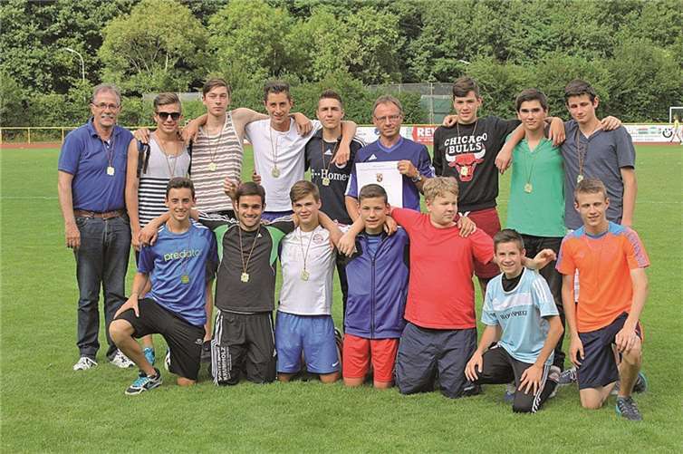 Die siegreiche Mannschaft mit ihren Sportlehrern und Betreuern.privat