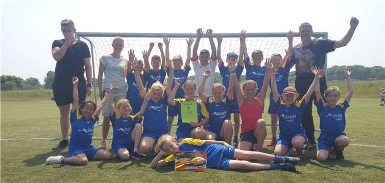 Die siegreiche Mannschaft: v. l. hinten: Maximilian Klump (FSJ), Sabine Einig (L), Denis Hölzer, Jonas Beineke, Noel Klein, Samir Tarin, Julian Klich, Leonard Dinges, Joshua Hummrich, Thomas Stein (SL); v. l. vorne: Thuy Vi Nguyen, Amy Steuer, Luna Mir Iglesias, Ashley Richter, Cathlin Hamm, Amila Rascic, Emma Lembgen, Sophia Cremanns; vorne liegend: Noah Cremanns. privat