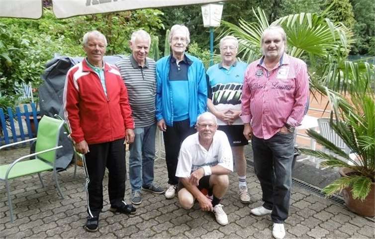 Die siegreiche Mannschaft v.li. Helmut Sevenich, Manfred Claessen, Klauspeter Hahnel, Mannschaftsführer Herbert Weber, Rolf Roosen und knieend Ali Kohlbecher.privat