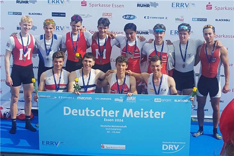 Die siegreiche Manschaft im Leichtgewichts- Vierer (vorne, v.l.) Linus David (Neuwied), Oskar Kroglowski (Kiel), Emil Hennies (Berlin) und Simon Haible (Treis-Karden). Foto: Tim Bier