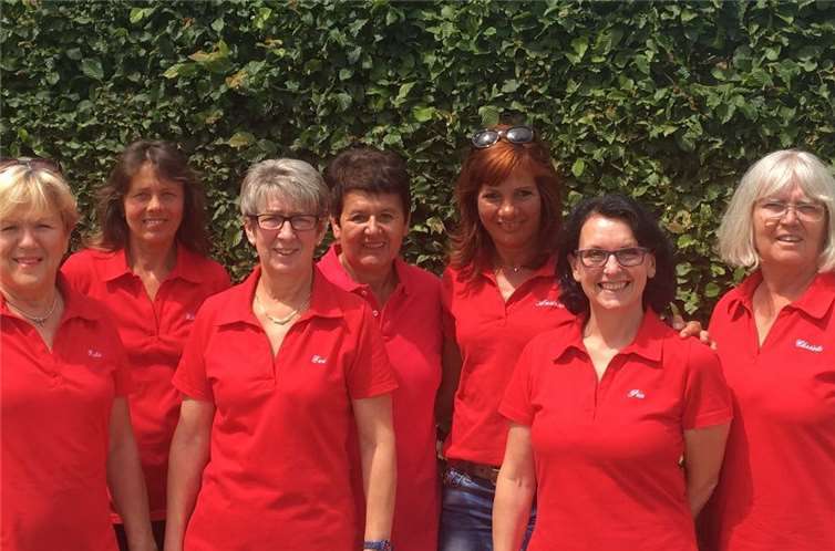 Die siegreiche zweite Damen-50-Mannschaft um Evelyn Jakupovic nach ihrem Auftsieg in die A-Klasse.  privat