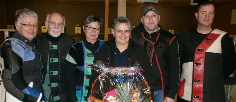 Die siegreichen BSC-Schützen Birgit Becker, Robert Korden, Vera Hartmann, Dirk Gröff und Gerd Stenzel bedankten sich bei ihrer Betreuerin Brigitte Arenz für die Unterstützung.