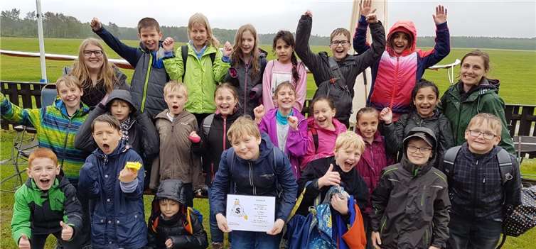 Die siegreichen Drittklässler mit ihren Klassenlehrerinnen.Fotos: privat