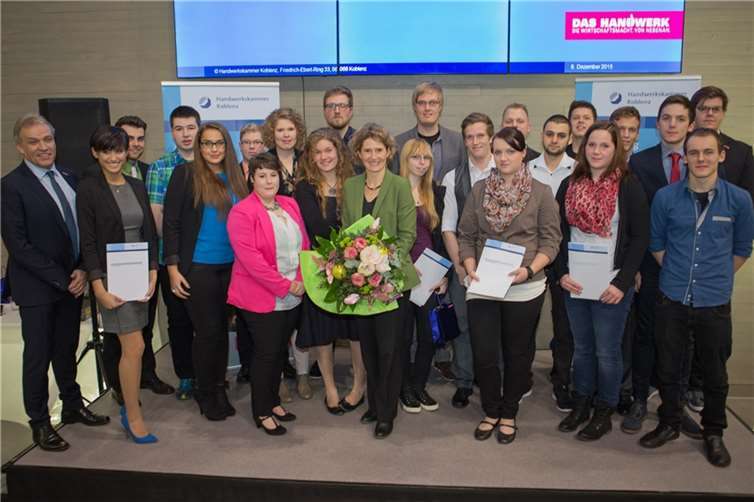 Die siegreichen Gesellinnen und Gesellen des Leistungswettbewerbs 2015 des deutschen Handwerks aus dem Kammerbezirk Koblenz mit Ministerin Eveline Lemke und HwK-Präsident Kurt Krautscheid (l). Foto: Klaus Herzmann