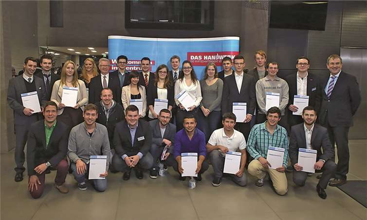 Die siegreichen Gesellinnen und Gesellen des Leistungswettbewerbs des deutschen Handwerks aus dem Kammerbezirk Koblenz mit HwK-Hauptgeschäftsführer Alexander Baden (r.) und Präsident Werner Wittlich (l.).privat