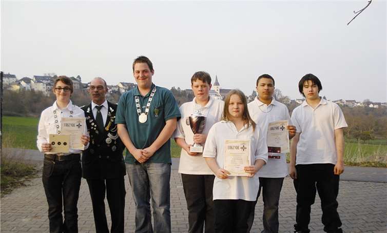 Die siegreichen Jungschützen 2012 (v.l.): Bezirksschülerprinz Marco Werff, Bezirksjungschützenmeister Hans Werner Schneider, Bezirksprinz Martin Retterath, Siegermannschaft Bezirkswanderpokalschießen St. Sebastianus Obermendig mit Tim Keller, Jasmin Rösel, Justin Glass, Johannes Riehl.Privat