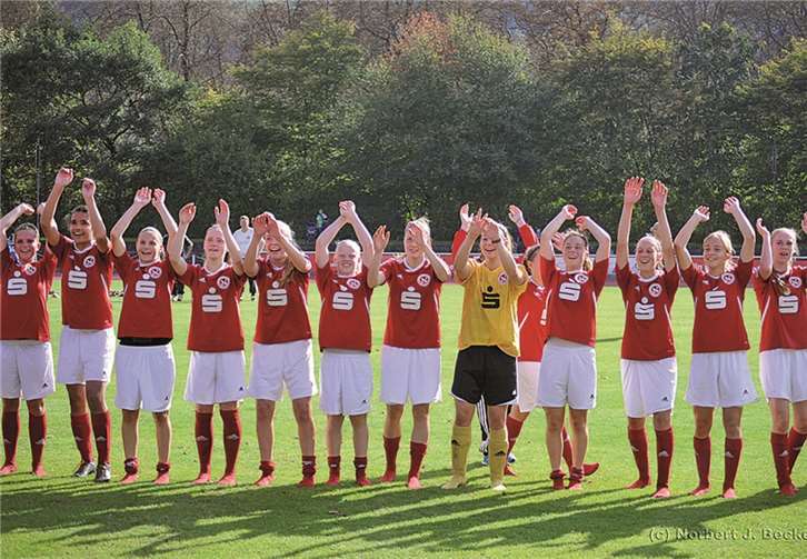 Die siegreichen Juniorinnen des SC13 mit ausgelassenem Jubel nach dem Kantersieg im Derby.Norbert J. Becker