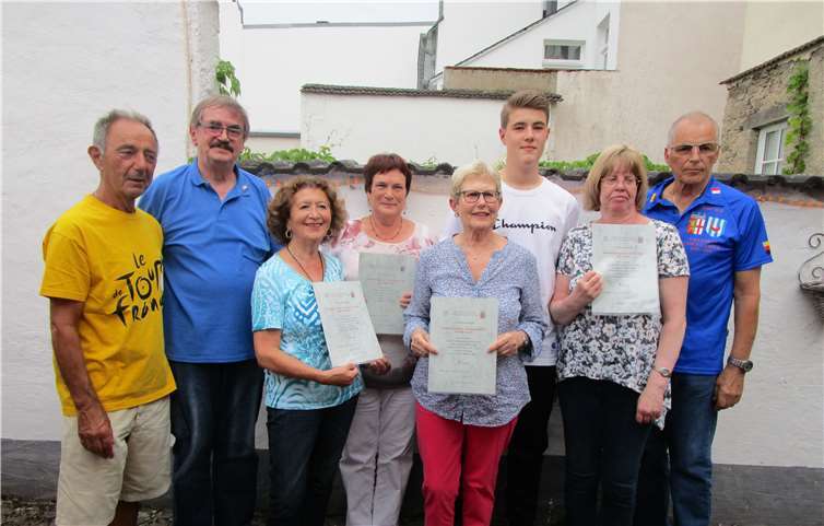 Die siegreichen Mannschaften (v. l.): Vizemeister Peter, Wolfgang Helbach und Jutta vom Hofe (fehlt auf dem Bild) - es siegten Monika Wiciok, Sandra Scheuren, Christiane Wirth - Platz drei Jan Mücke, Cordula Ditz, Helmut Herrmann.privat