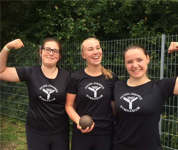 Die siegreichen PJGlerinnen Jennifer Knipp, Tokessa Zinn und Hanna Caspers beim Landesfinale Leichtathletik in Bad Bergzabern.