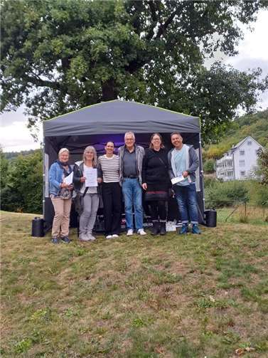Radeln verbindet: Großer Applaus für Robert Kirst Die siegreichen Radler mit Geschäftsführer Josef Brodam (3.v.r.). Foto: Lisa Hartmann