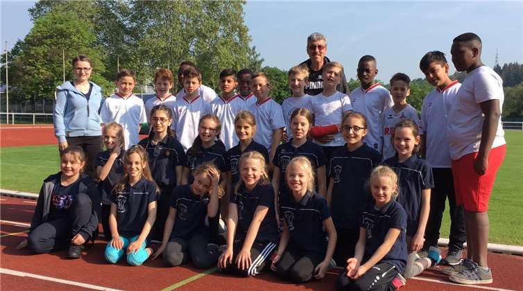 Die siegreichen Schülerinnen und Schüler mit Sportlehrerin Sarah Velten (li.) und Sportlehrer Ömer Kaynak.Foto: privat