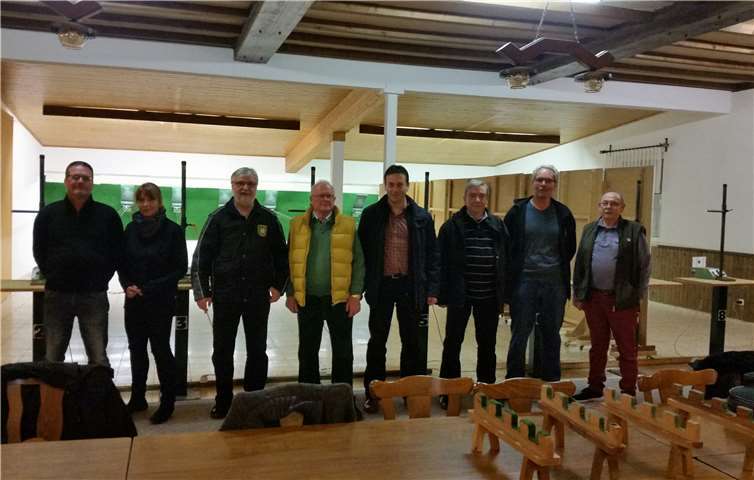 Die siegreichen Schützen:. Mike Vogel, Ulrike Bartz, Manfred Schlig, Eugen Hergenröther, Frank Kreyer, Rolf Hilger, Guido Bartz, Werner Neiß (nicht auf Foto), und Karl Heinz Bentz (v.l.). Privat